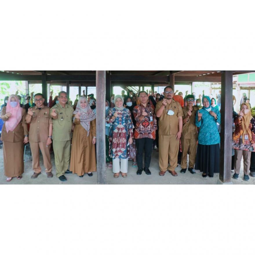 Hj. Hasnah Syam, Bersama Mitra Kerja BKKBN RI Gelar Sosialisasi Di Dusun Ceppaga Desa Siddo