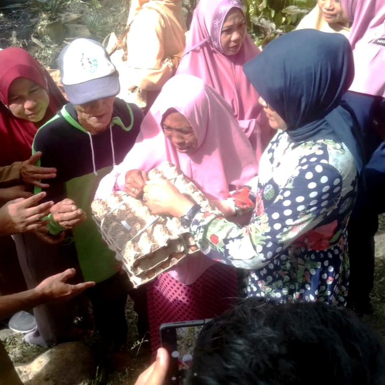 Hj. Hasnah Syam Gerak Cepat Membantu Korban Kebakaran di desa Siddo