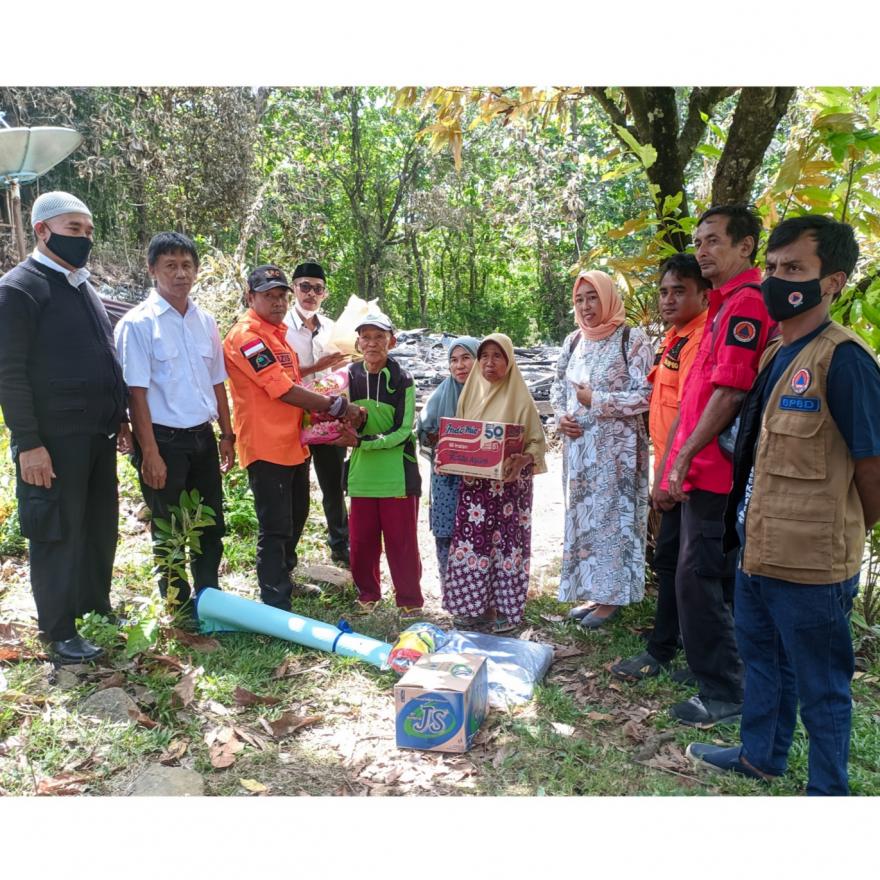 BPBD Provinsi dan BPBD Kabupaten Salurkan Bantuan Kepada Korban Kebakaran di Desa Siddo