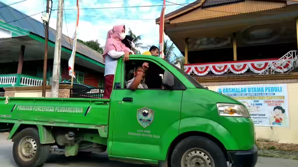 Inovatif Panitia Di Desa Siddo Keliling Umumkan Pendaftaran Cakades
