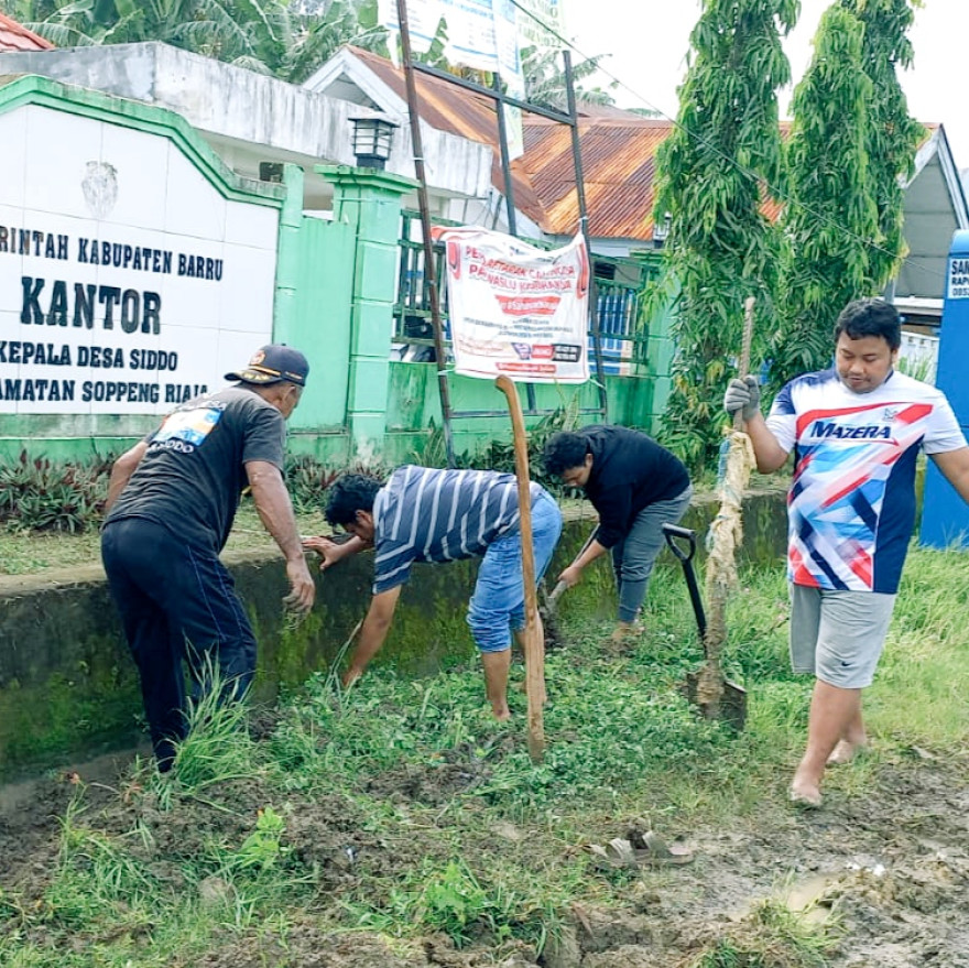 KERJA BAKTI PEMERINTAH DESA SIDDO BERSAMA DENGAN WARGA DESA SIDDO DAN MAHASISWA KKN UIN ALAUDDIN MAKASSAR