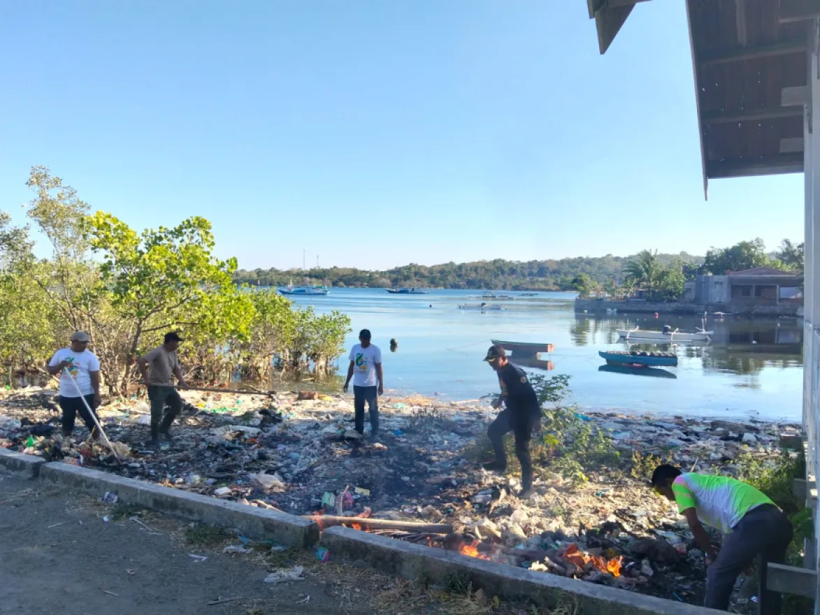 Kepala Desa Siddo Pimpin Kegiatan Rabu Bersih di Kawasan Dermaga Siddo